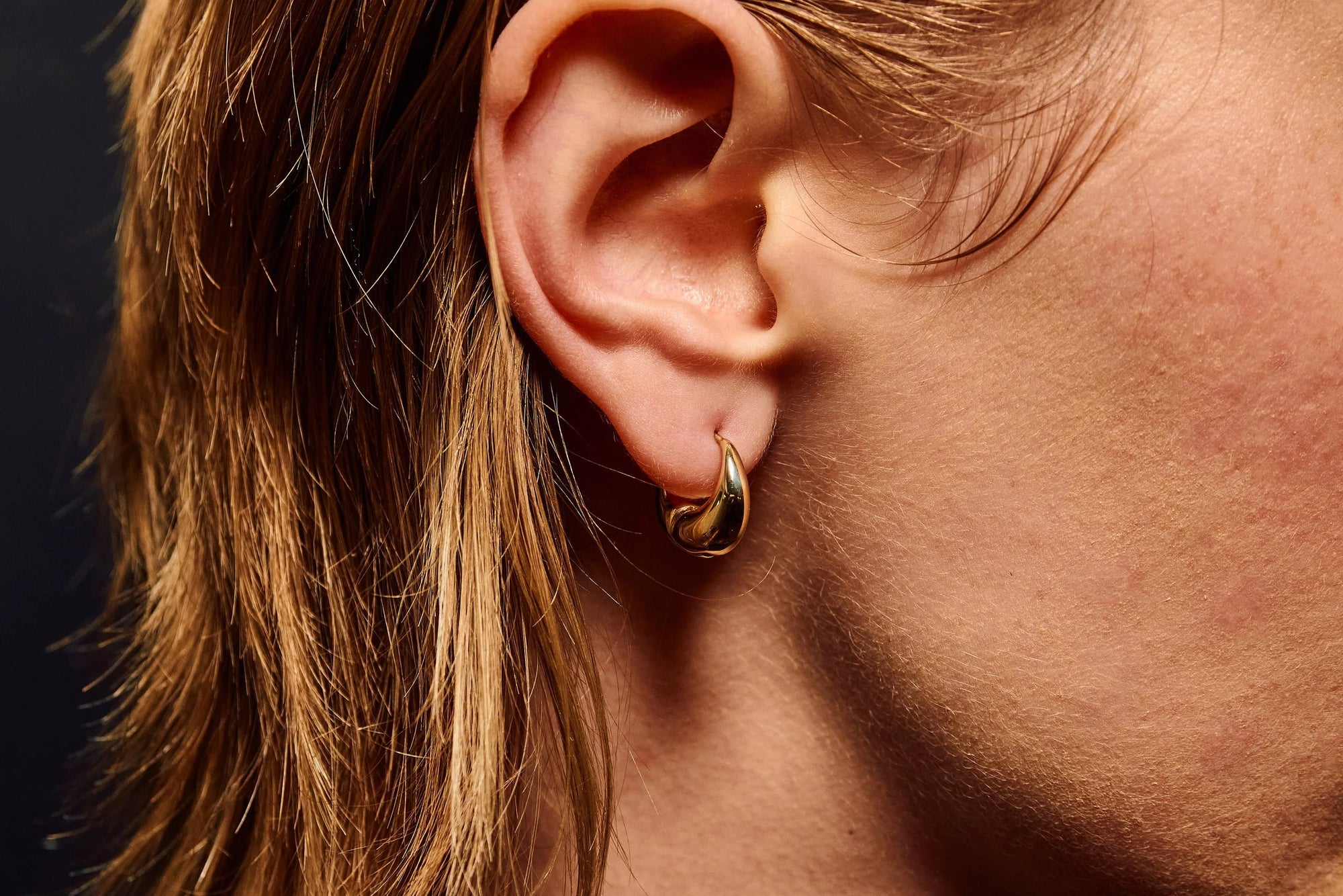 Model Rae wears Athena Hug Hoops.